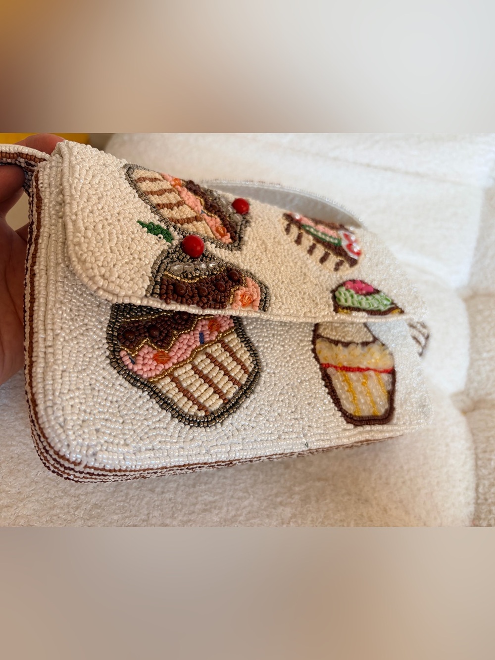 Beaded Cupcake shoulder Bag in White - Picture 5 of 5